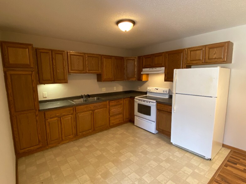 Building Photo - 2451 Main St S