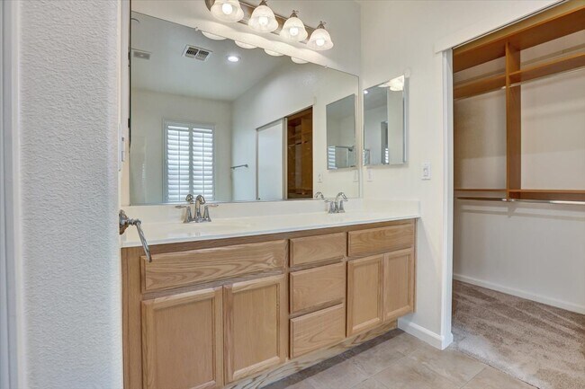 Building Photo - 683 Courtyards Loop