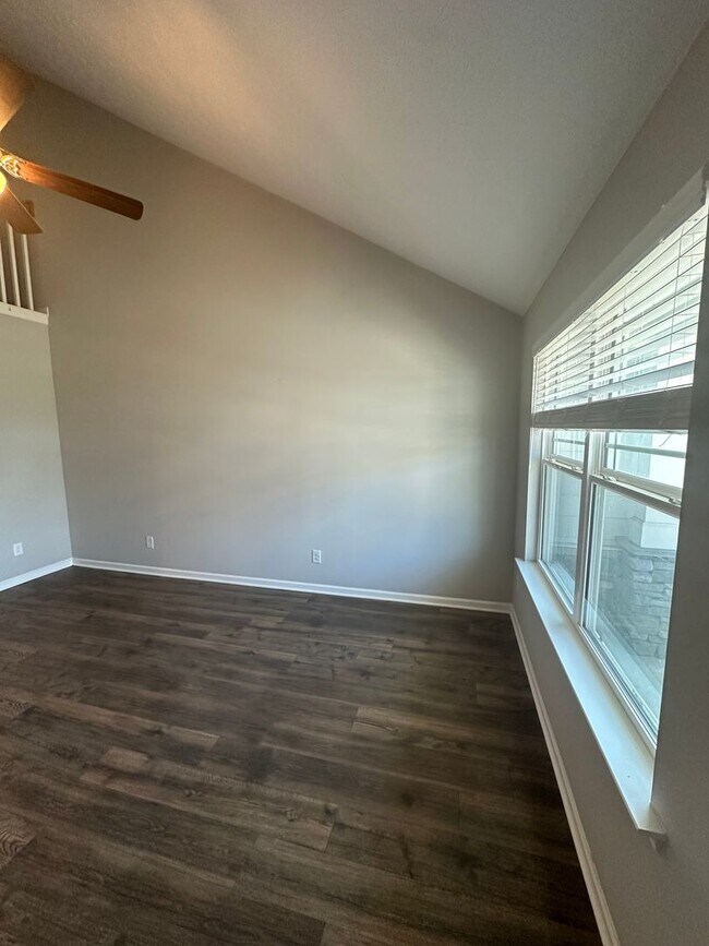 Building Photo - Beautiful 2 Bed 2.5 Bath Townhome *ZONED FOR BLACKMANS SCHOOLS*