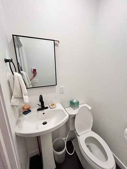 Building Photo - 1915 W Livingston St