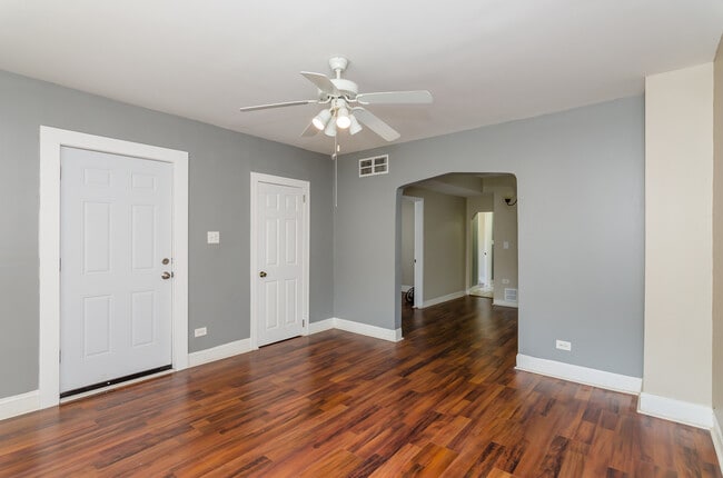 Building Photo - 10645 S May St