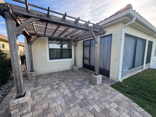 Building Photo - Two Story 5 bedroom, 4.5 bath