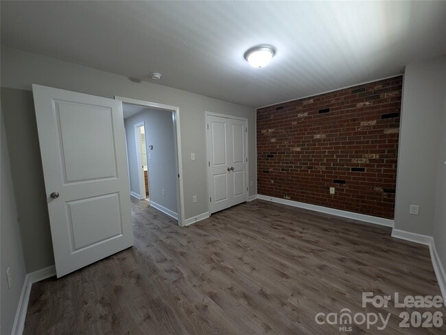Building Photo - 1215 Green Oaks Ln