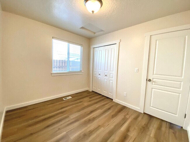Building Photo - 4 bedroom PLUS office or 5th bedroom in NW Meridian Avail Mid August