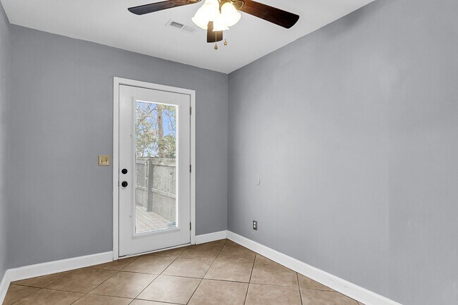 Building Photo - 206 Pine Shadow Dr