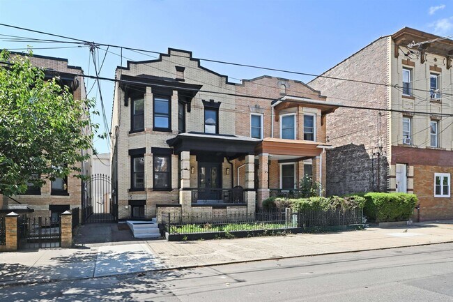 Building Photo - 23 Concord St
