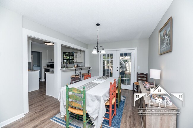 Building Photo - Charming and Spacious Home