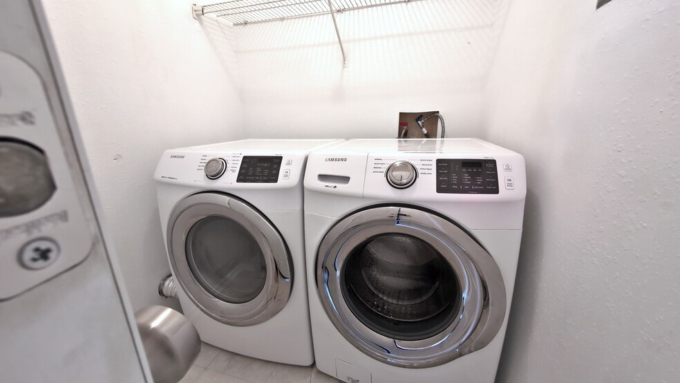 Building Photo - 1305 W Villa Maria Rd