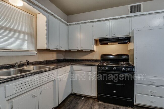 Building Photo - 3005 SW 52nd Pl