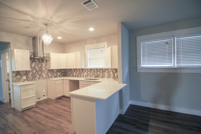 Building Photo - Historic 3/2 Adorable Remodel in Dignowity...