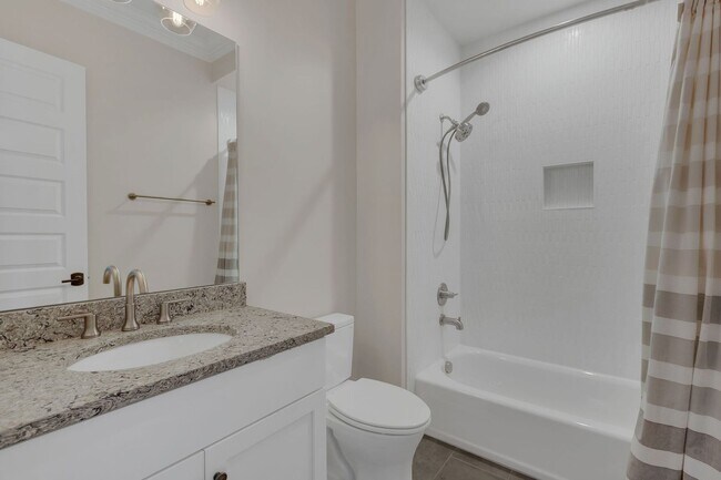 Building Photo - Rent Unfurnished or Fully Furnished - 4 Be...