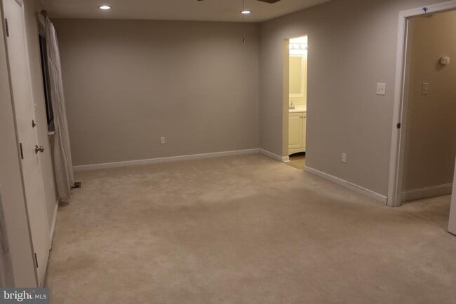 Building Photo - 13 Tulip Ct