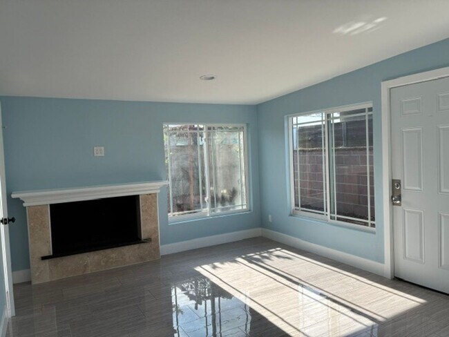 Building Photo - 5 Bedroom 4 Bath House in Garden Grove