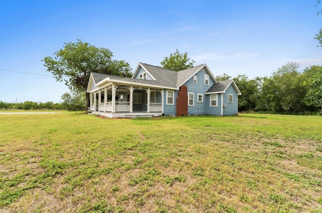 Building Photo - Updated 3-Bed, 2-Bath Home on Private Road...