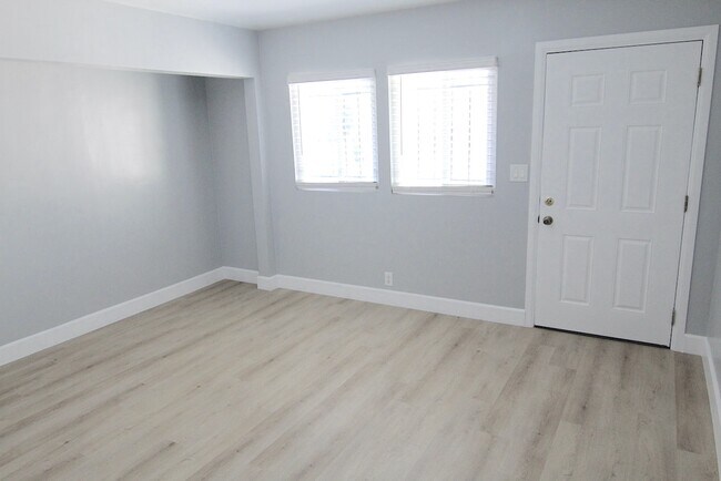 Building Photo - 3345 Del Mar Ave