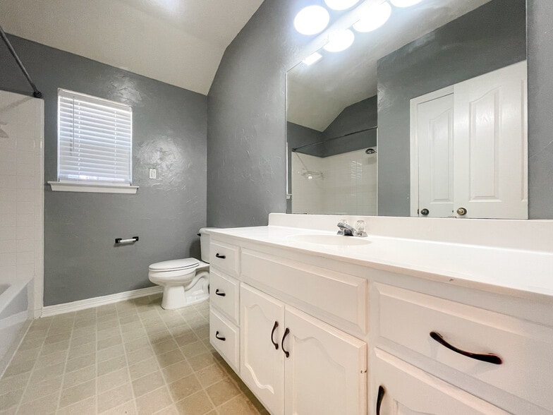 Building Photo - 1029 S Haven