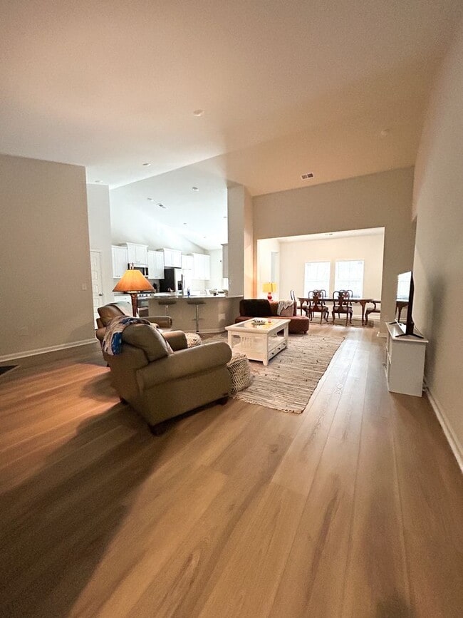 Building Photo - Lovely Furnished Home - $200 Off 1st Month Rent (Upon Approval)