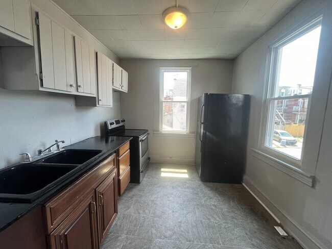 Building Photo - 714 W Poplar St