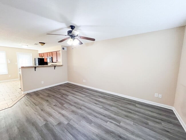 Building Photo - 2 Bedroom 1.5 Bathroom Townhome