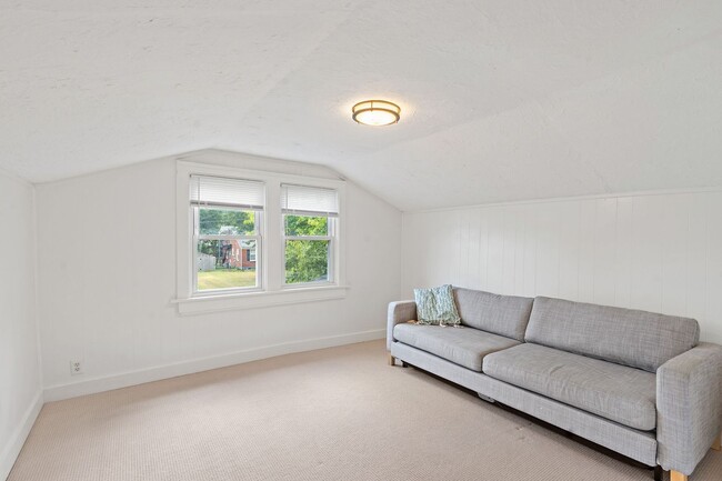 Building Photo - Adorable East Nashville Cottage w/ HUGE Fully-Fenced backyard!