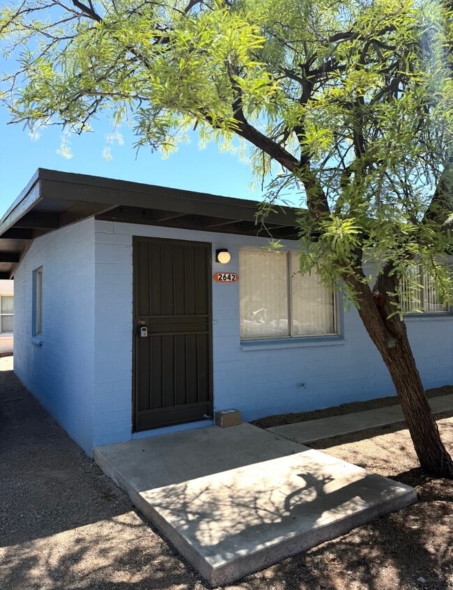 Building Photo - 2642 N Santa Rita Ave