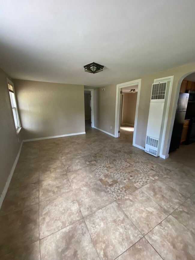 Building Photo - 2 Bed 1 Bath in the University Add Near Paseo and 23rd St Restaurants