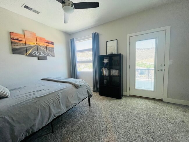 Building Photo - 2721 Hazel Dr