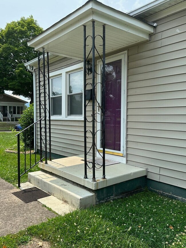 Building Photo - 1528 Redwood Dr