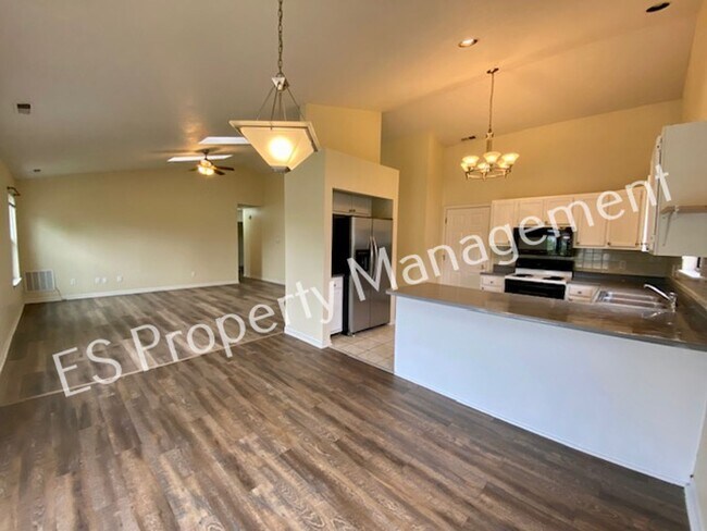 Building Photo - Wonderful 3 Bedroom 2 Bathroom Ranch Style...