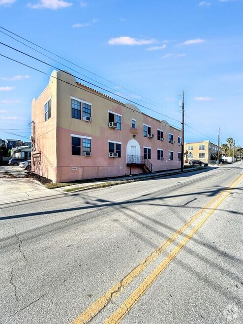 Building Photo - 902 W Craig Pl
