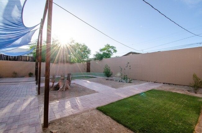 Building Photo - Iconic Sam Hughes Bungalow! Steps away from University of Arizona Main Campus!