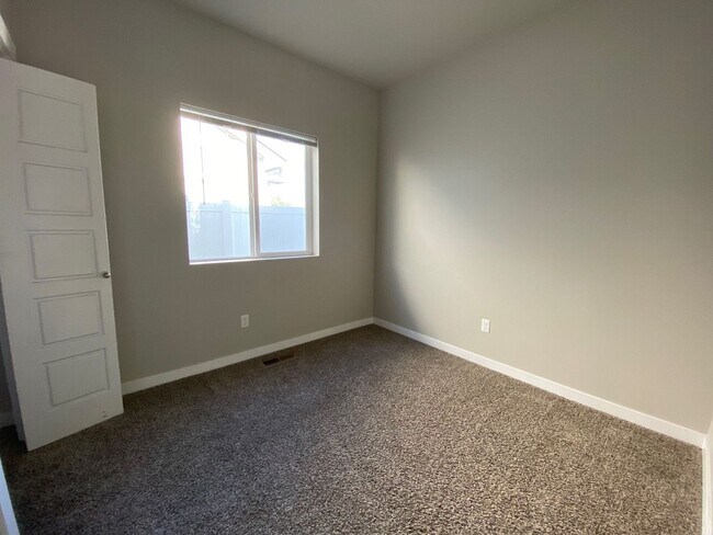 Building Photo - Newer Townhome