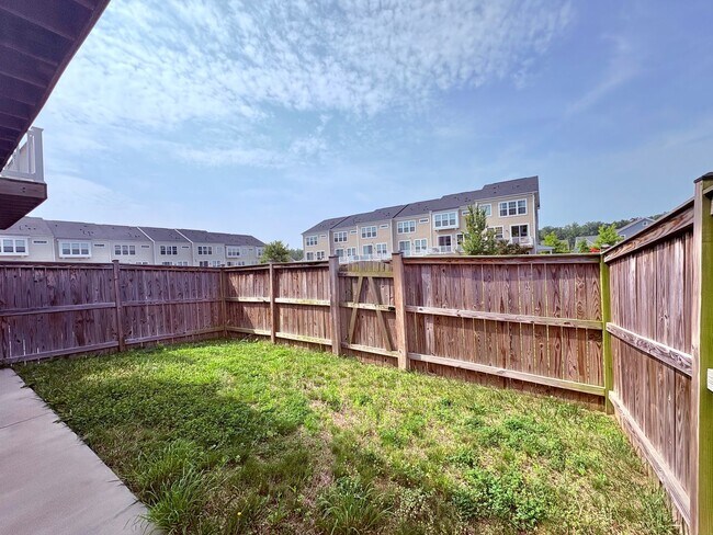 Building Photo - EMBREY MILL - END UNIT TOWNHOUSE