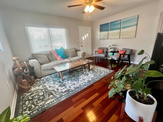 Building Photo - 2 Bed/1Bath/1 Car Garage Home