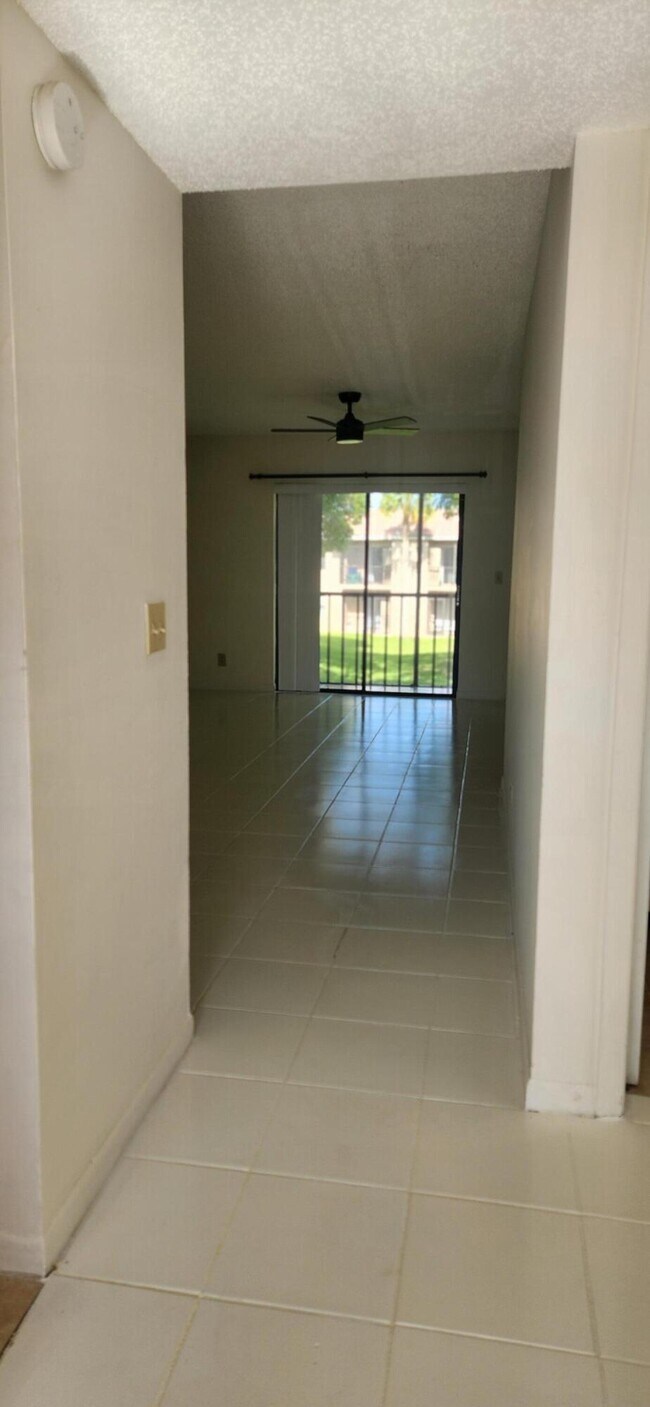 Building Photo - 6832 Palmetto Cir S