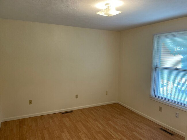 Building Photo - 813-813 W Poplar St