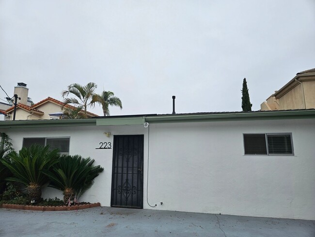 Building Photo - MOVE IN SPECIAL: Charming 2 Bedroom/1 Bath...