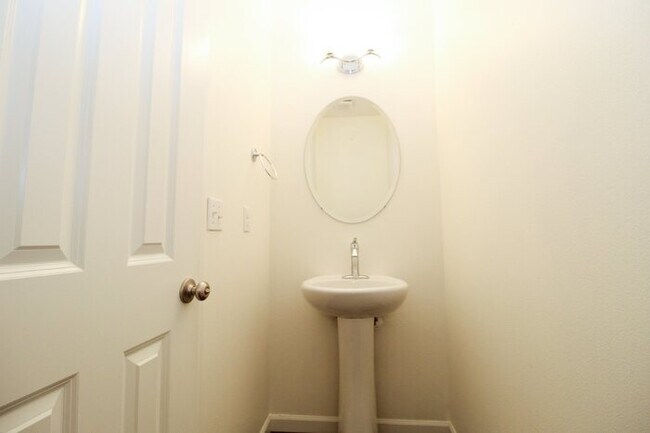 Building Photo - Spacious Rental! 3bed 3bath 2039sf 2 Car Garage A/C + Bonus Room