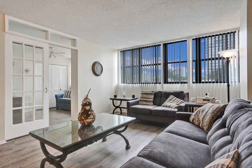 Building Photo - 2017 S Ocean Dr