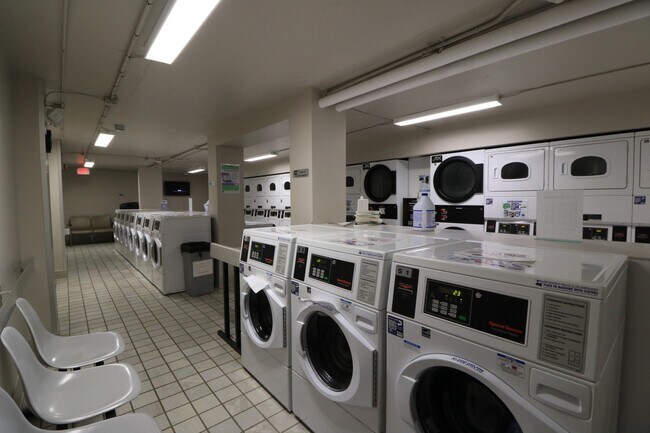 Building Photo - 2/2 Gem in Grosvenor Park!