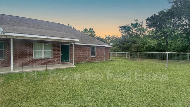 Primary Photo - 9939 Risky's Ranch Dr