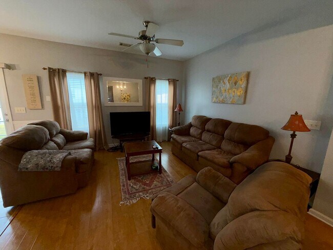 Building Photo - Wow! Check out this charming 3 bedroom 2.5 bathroom townhome in Newnan!