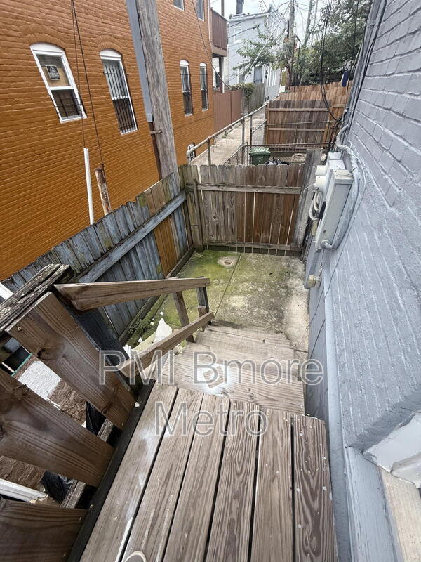 Building Photo - 2643 E Madison St