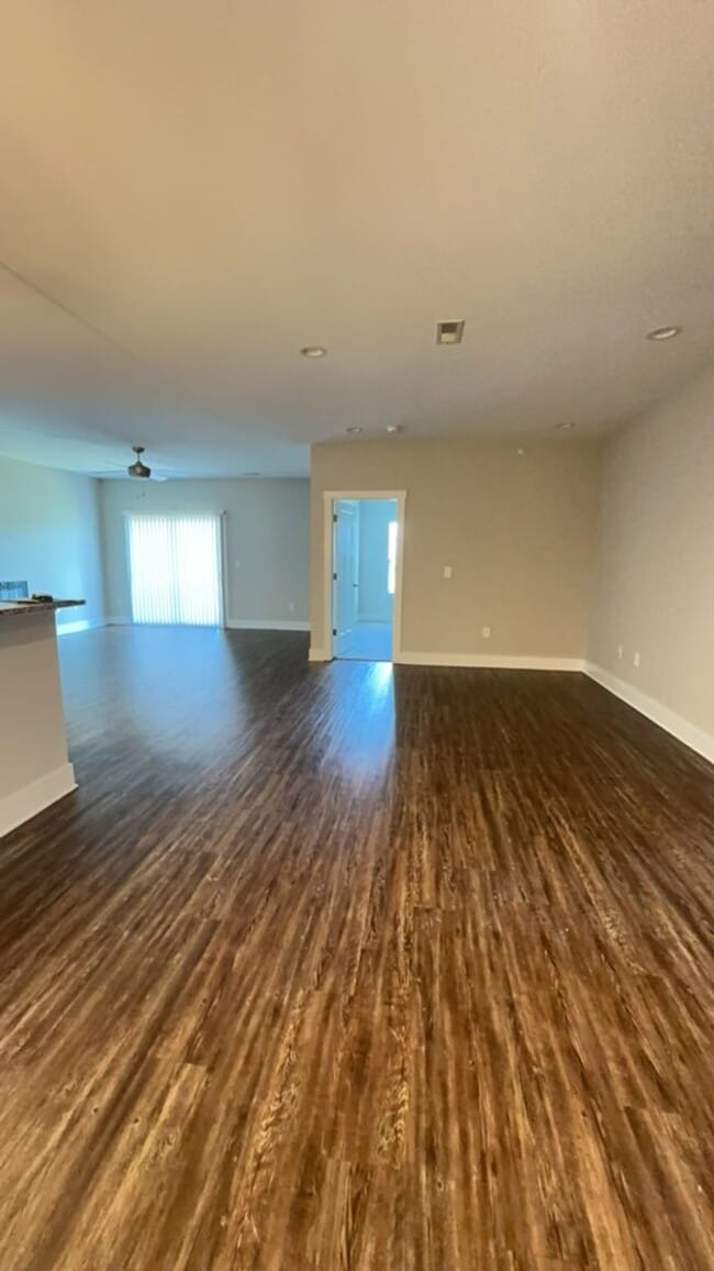 Building Photo - Eleven25