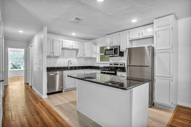 Building Photo - 705 E 9th Ave