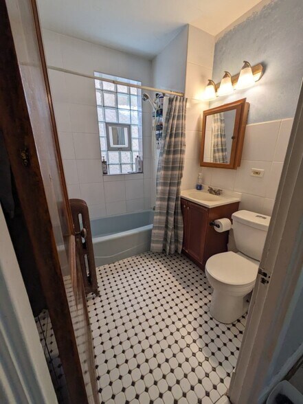 bathroom - 3824 N Sawyer Ave