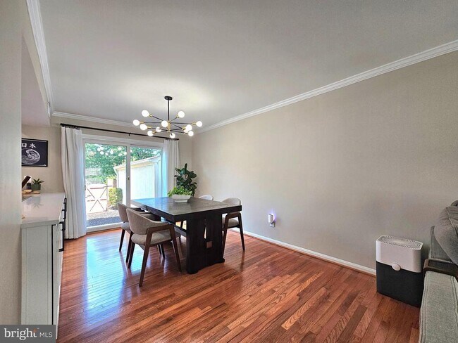 Building Photo - 5988 Queenston St