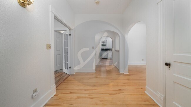 Building Photo - Updated 2-Bed Victorian Main-Floor Living with Stained Glass & Jetted Tub