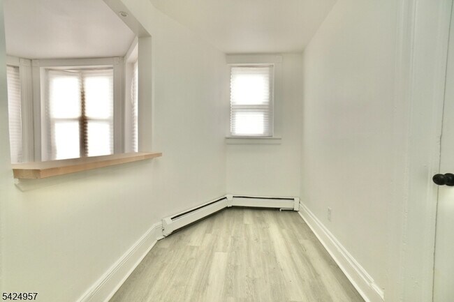 Building Photo - 11 Howard Pl