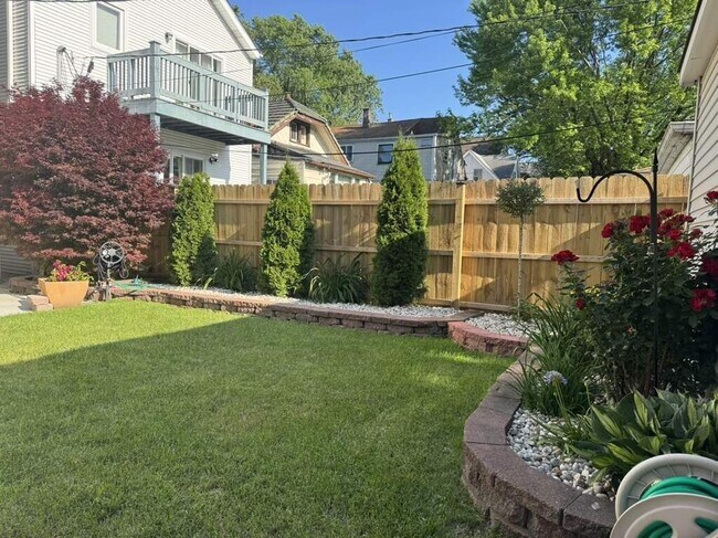 Building Photo - 3834 N Hermitage Ave